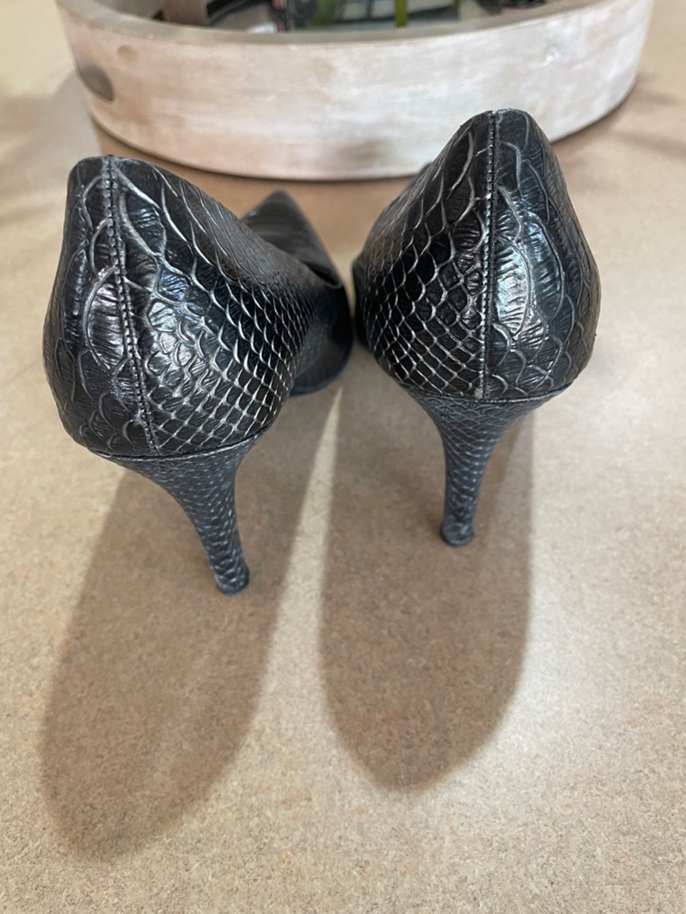 Kenneth Cole Reaction Dark Grey Croc-Embossed Pointed Toe Pumps - Picture 3 of 4